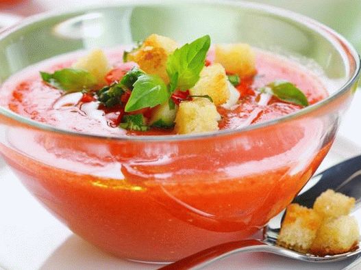 Gazpacho - лятна версия на първия курс: испанска студена зеленчукова супа, често на базата на домати