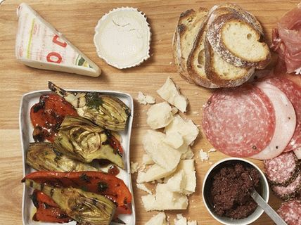 Снимка с антипасти с печени зеленчуци, колбаси и сирене