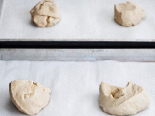 Поставете тестото върху листа за печене Поставете тестото върху листа за печене