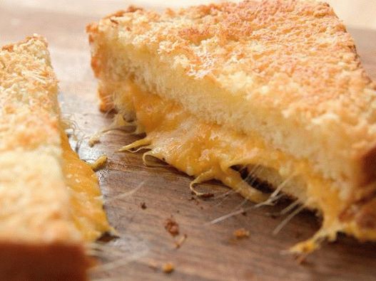 Снимка на ястието - Хрупкав сандвич с горещо сирене