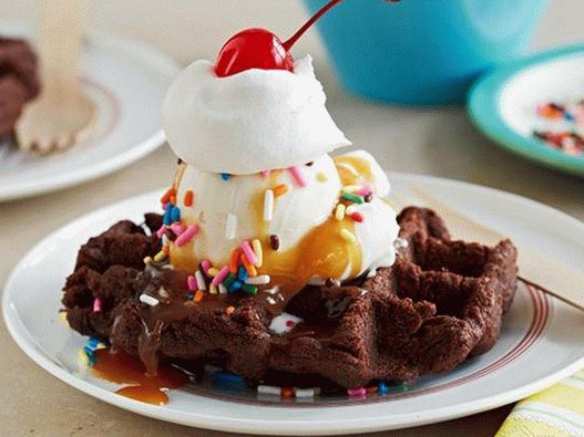 Снимка на ястието - Санде - десерт от шоколадови брауни вафли със сладолед