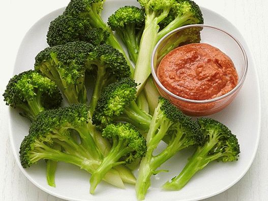 Снимка на броколи с сос от романтичен фъстък