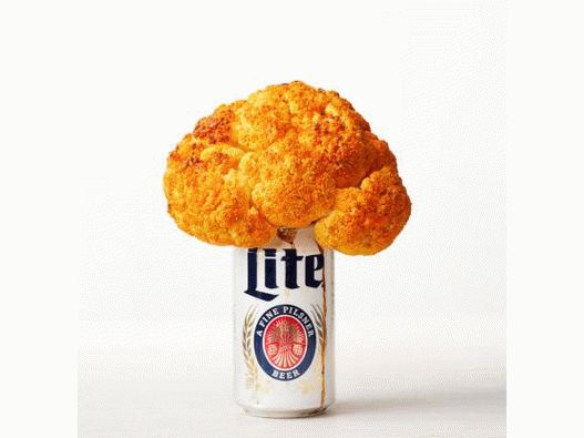 Фото карфиол върху консерва с бира, печена на скара и потапяне със синьо сирене