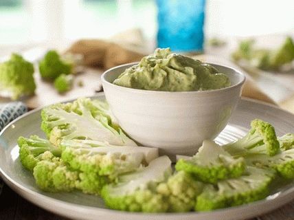 Фото карфиол с пикантен сос от авокадо дип