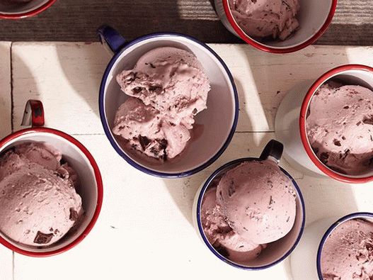 Фото домашен сладолед с къпини и шоколад