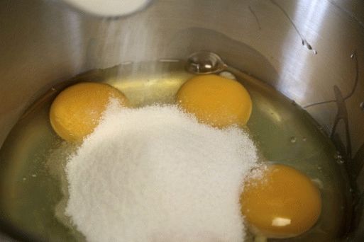 Разбийте яйцата със захарта до пенеста