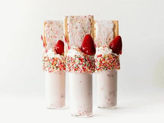 Снимка - млечен шейк с ягоди и бисквитки