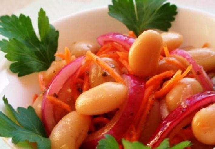 Фасул с моркови и лук