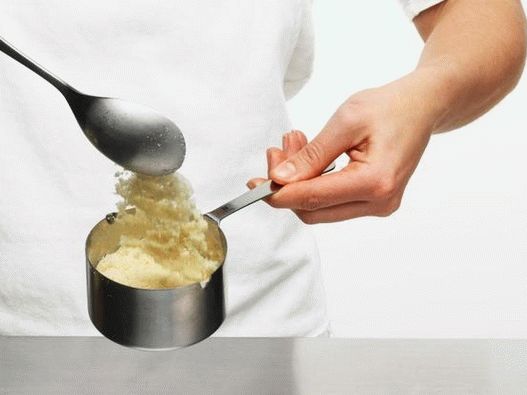 Изсипете бадемово брашно в мерителна чаша, премахвайки излишното