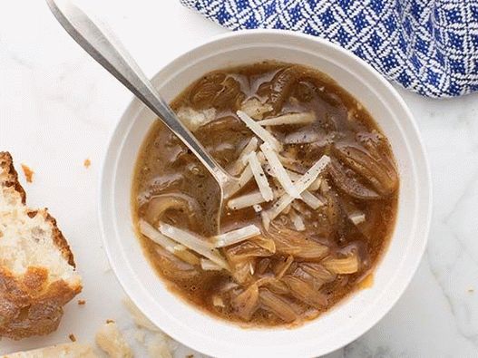 Фото френска супа с лук с шери и ракия