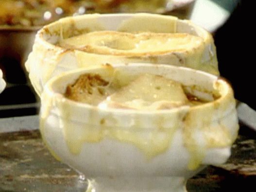 Фото френска супа от лук със сирене крутони