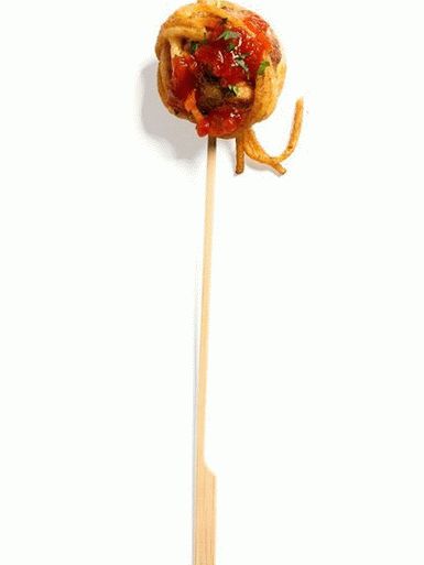 Снимка на кюфтета в спагети на шишчета