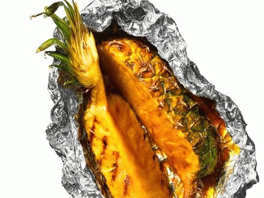Снимка на глазиран ананас на скарата във фолио