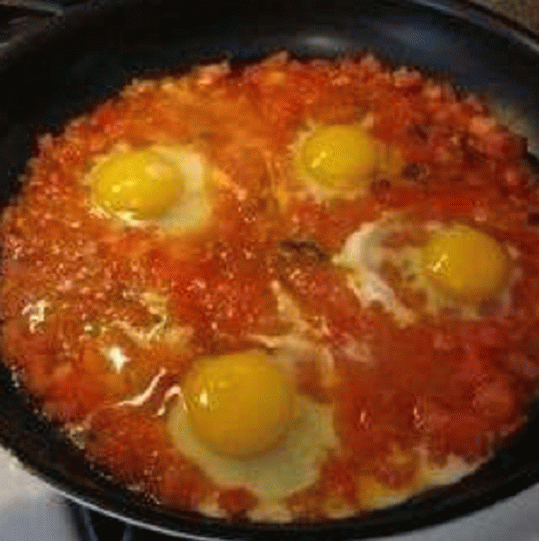 Пържени яйца с домати