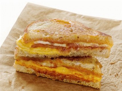 Фото горещи сандвичи с три вида сирене