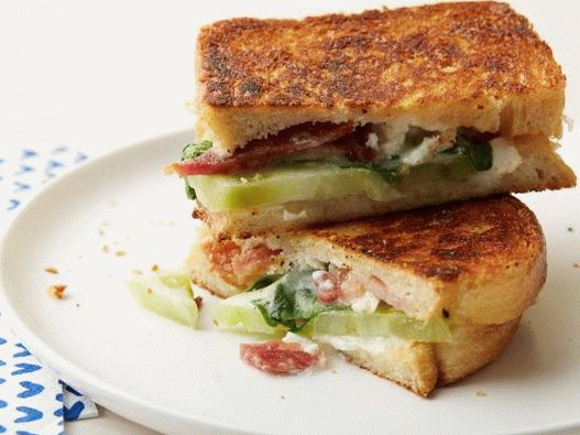 Фото горещ сандвич със зеленчуков физалис, бекон и козе сирене
