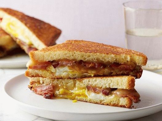 Фото горещ сандвич със сирене, бекон, яйце и кленов сироп