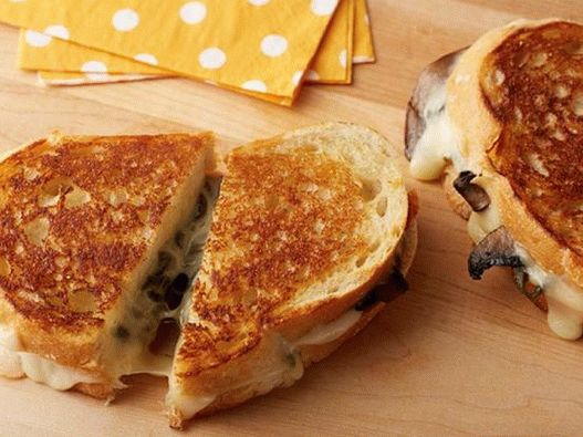 Фото горещ сандвич със сирене, печен пипер бланширан и гъби