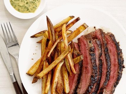 Фото говеждо пържола със горчица сос и картофи