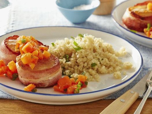 Фото гребенчета, увити в бекон в сос от папая и гарнитура от киноа