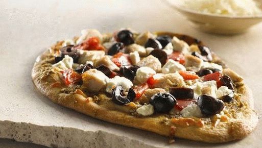 Фото гръцка пица с пилешко и домати салса