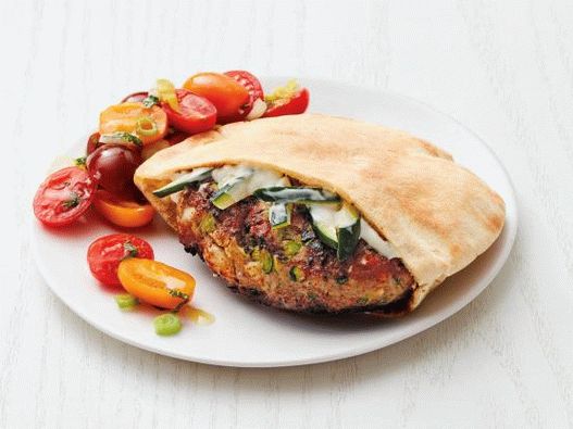 Фото гръцки бургер с пуешка и доматена салата