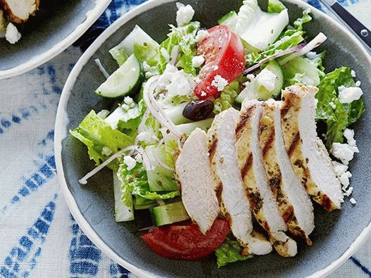 Фото гръцка салата от мариновано пиле с риган