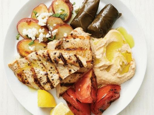 Фото гръцки мезе с пуйка и зеленчуци на скара
