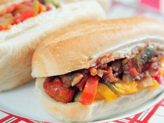 Фото хот-доги с чоризо колбаси и пикантна салса