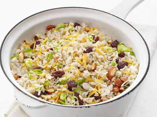 Фото индийски кафяв оризов пилаф с къри и спагети