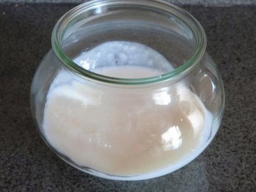 Изсипете киселото мляко в купа