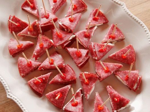 Фото Канапе със салам и пълнеж