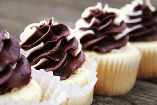 Снимка на Cupcakes заквасена сметана с шоколадов крем