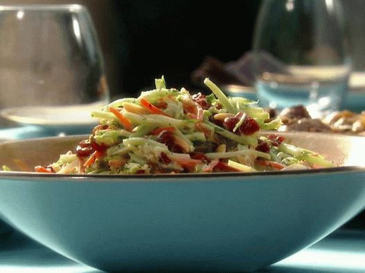 Фото салата от зеле от броколи със сос раита