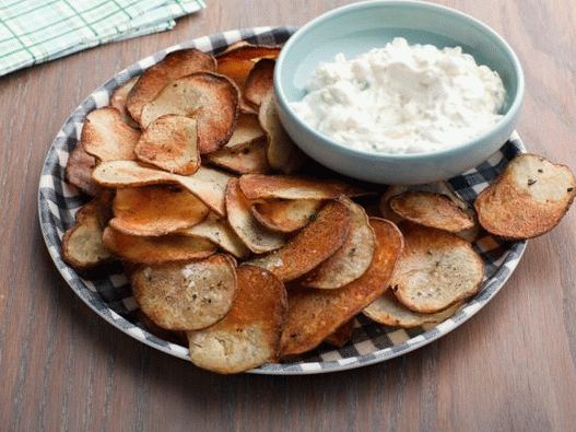 Фото картофени чипсове с черен пипер и сос с лук