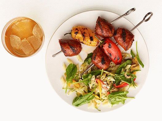 Снимка на кебап с наденички на скара и салата от паста