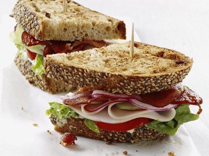 Фото сандвичи с салата на салата от Турция, авокадо и ромен