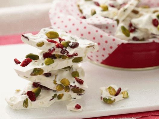 Фото бонбони от бял шоколад с червени боровинки и шам-фъстък