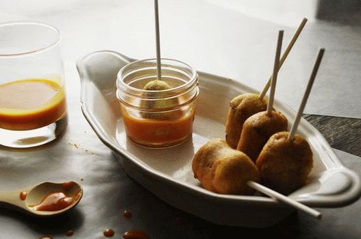 Куче от царевица със сладка горчица