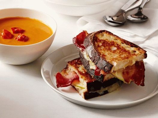 Фото крем-супа от печени домати и сандвич със сирене и бекон