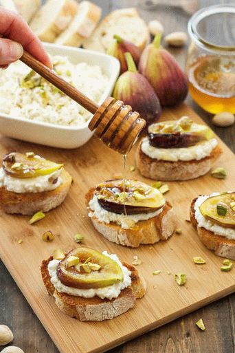 Снимка на Кростини със смокини, рикота с мед и лешници