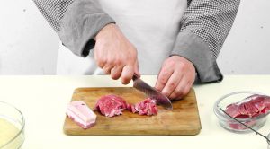 Кубари със свинско месо