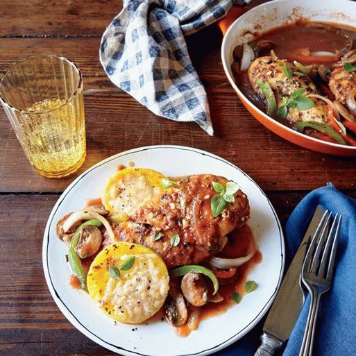 Фото Пиле, задушено в доматен сос с ловни гъби (пилешко какаото) с полента