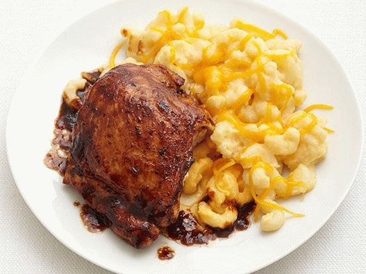 Снимка на пилешко барбекю с паста и сирене