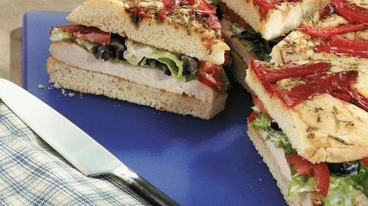 Сандвич с тортила Focaccia с мариновано пиле и намазване на спанак и артишок