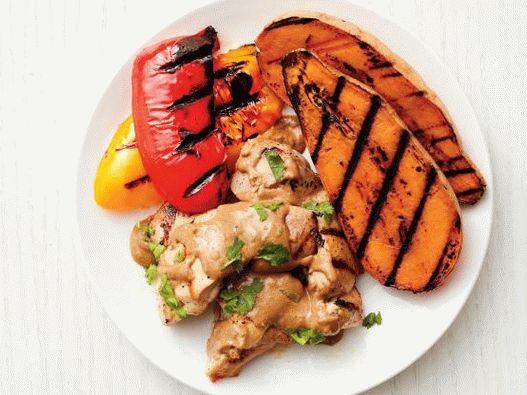 Фото Пилешки бедра със зеленчуци на скара и сос от слънчогледови семки