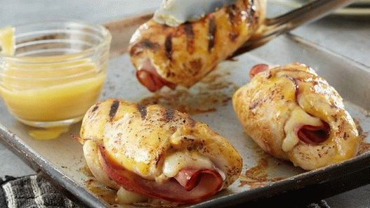 Снимка на пилешки гърди, пълнени с шунка и сирене