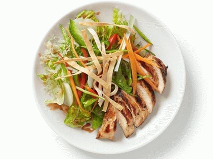Фото пилешка салата в азиатски стил с дресинг от черешови орехи