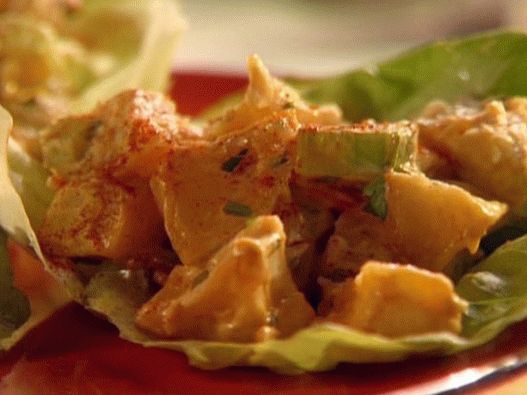 Фото Пилешка салата с картофи върху листа от маруля