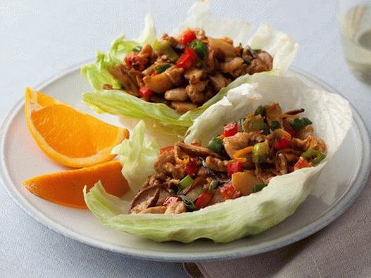 The photo на ястие - Китайски пилешки гърди върху листата на салатата